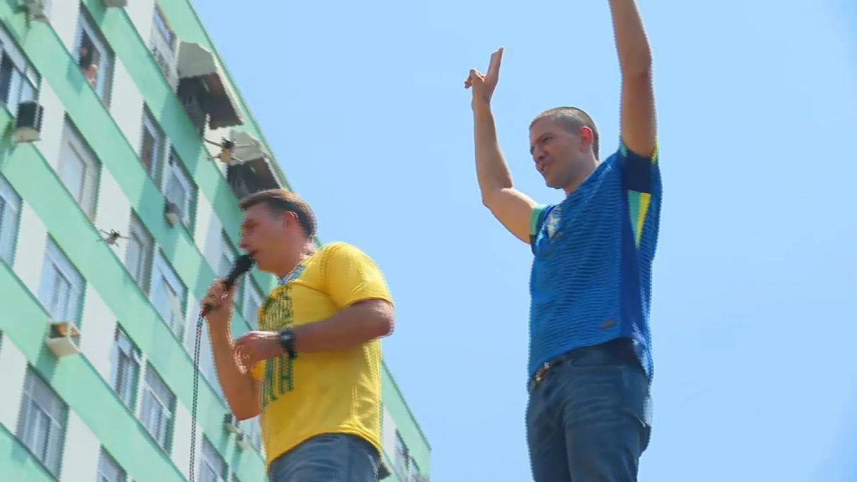 VÍDEO: Flávio diz que Jair Bolsonaro colocará a faixa presidencial nele no dia da posse e promete reduzir maioridade penal
