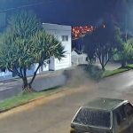 VÍDEO: Jovem fica ferido após carro desgovernado passar sobre canteiro de avenida e bater em árvore em MG