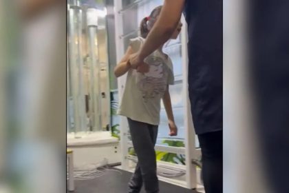 VÍDEO: menina com paralisia cerebral dá primeiros passos após ser comparada a 'boneca de pano' por médica e comove a web
