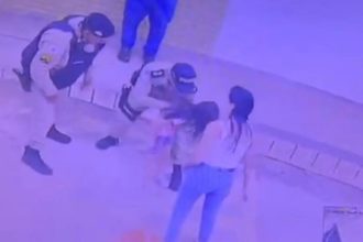 VÍDEO: Menina de 6 anos engasgada com pirulito é salva por policiais em MG