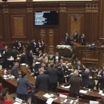 VÍDEO mostra briga generalizada entre deputados no Parlamento da Armênia