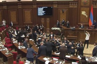 VÍDEO mostra briga generalizada entre deputados no Parlamento da Armênia