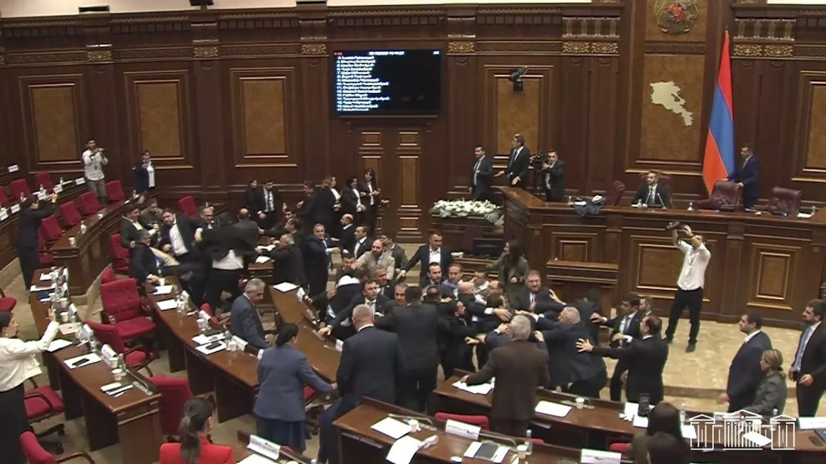VÍDEO mostra briga generalizada entre deputados no Parlamento da Armênia