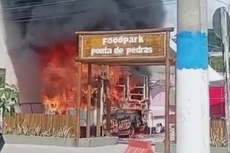 Vídeo mostra incêndio em food park no Litoral Norte de PE; um dos dois trailers destruídos pelo fogo funcionava há um dia