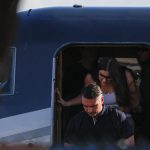 VÍDEO mostra momento em que Flávio Bolsonaro e família desembarcam nos EUA