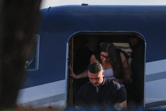 VÍDEO mostra momento em que Flávio Bolsonaro e família desembarcam nos EUA