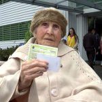 ‘Vim cumprir meu dever para dar exemplo’, diz idosa de 105 anos ao participar do segundo turno das eleições no Paraná