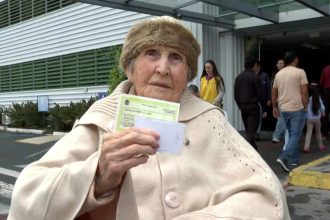 ‘Vim cumprir meu dever para dar exemplo’, diz idosa de 105 anos ao participar do segundo turno das eleições no Paraná