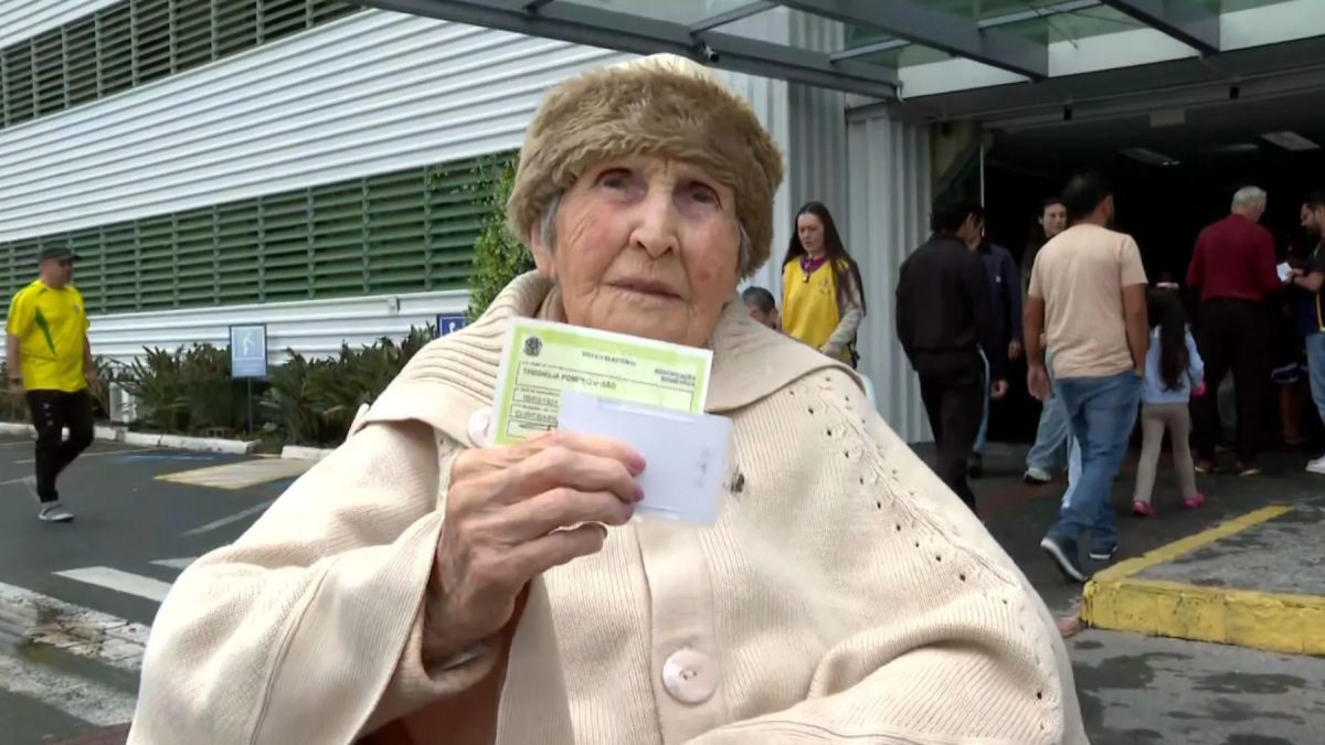 ‘Vim cumprir meu dever para dar exemplo’, diz idosa de 105 anos ao participar do segundo turno das eleições no Paraná