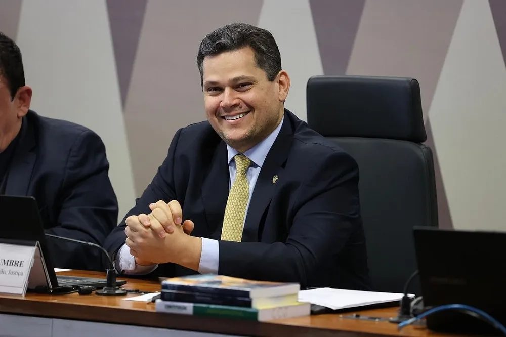Votação em 2º turno da 6×1 pode ser concluida hoje, diz Alcoumbre