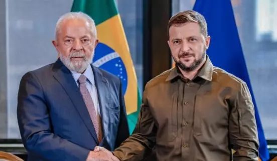 Zelensky parabeniza Lula e defende ampliar cooperação com o Brasil