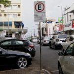 Zona Azul em Uberlândia registra 36 mil autuações e recebe queixas de motoristas: ‘Já viu velho saber mexer em aplicativo?’