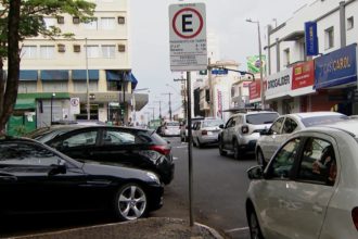 Zona Azul em Uberlândia registra 36 mil autuações e recebe queixas de motoristas: ‘Já viu velho saber mexer em aplicativo?’