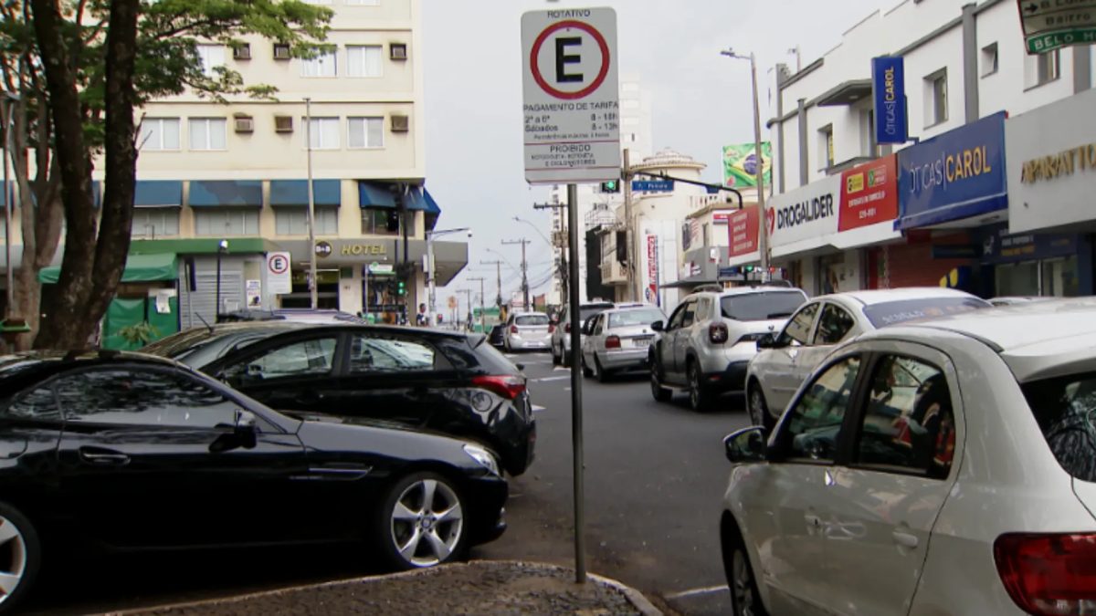 Zona Azul em Uberlândia registra 36 mil autuações e recebe queixas de motoristas: ‘Já viu velho saber mexer em aplicativo?’